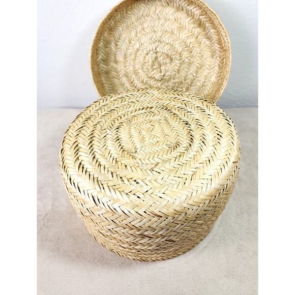 Handwoven Wicker Basket Rounded Storage w/ Lid 9" x 6" Home Decor Vintage - Picture 7 of 13
